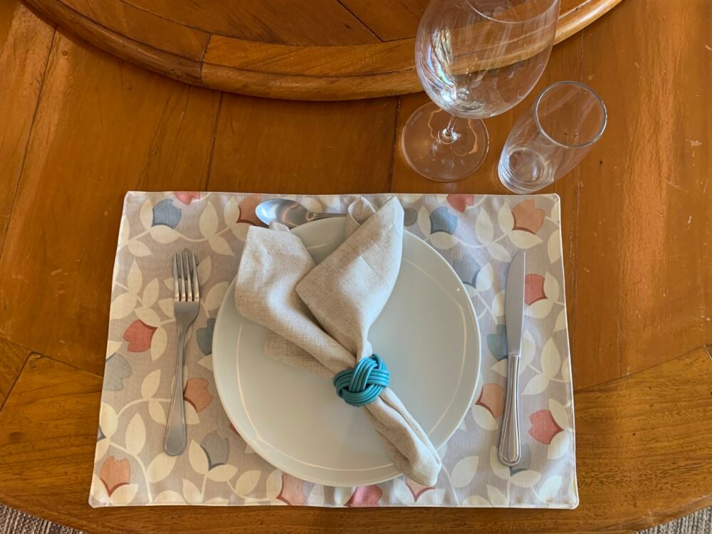 KIT PROMOCIONAL - 4 LUGARES dupla face - Tecido impermeável - TULIPAS CINZA