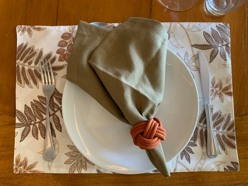 KIT PROMOCIONAL - 8 LUGARES dupla face - Tecido impermeável - FOLHAS E FORMAS TERRACOTA