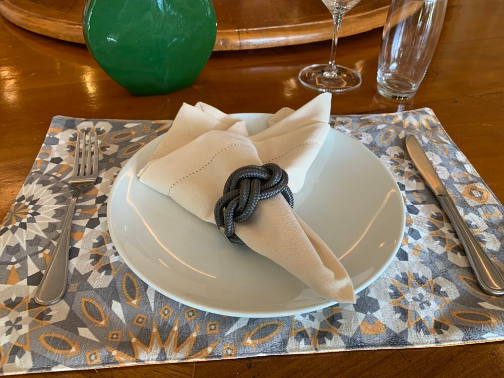 1 Lugar de mesa (dupla face) impermeável - CINZA E MOSTARDA  unidade