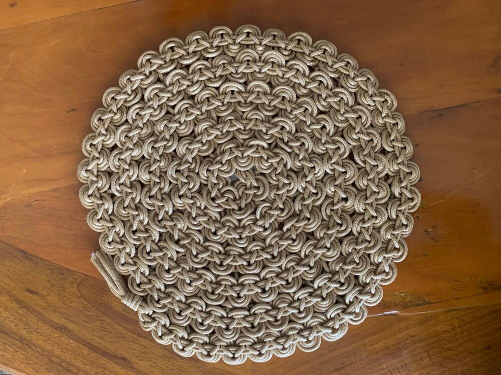 1 Lugar de mesa MACRAME - REDONDO - NÓ ONDAS (escolha a cor) unidade