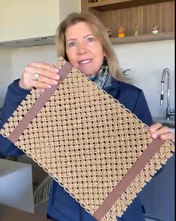 1 Lugar de mesa MACRAME - RETÂNGULAR - cor DOURADO COM DETALHE EM COURO ECOLOGICO - Imagem 2