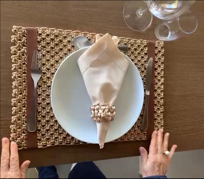 1 Lugar de mesa MACRAME - RETÂNGULAR - cor DOURADO COM DETALHE EM COURO ECOLOGICO