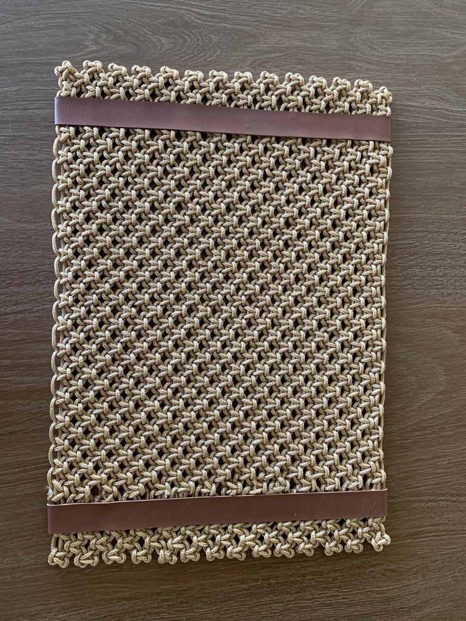 1 Lugar de mesa MACRAME - RETÂNGULAR - cor DOURADO COM DETALHE EM COURO ECOLOGICO - Imagem 3