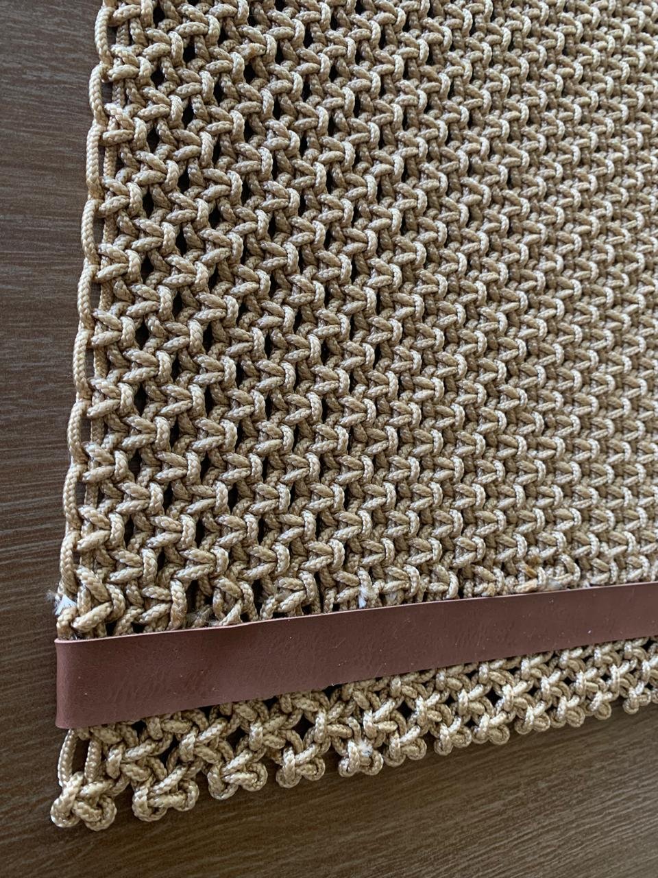 1 Lugar de mesa MACRAME - RETÂNGULAR - cor DOURADO COM DETALHE EM COURO ECOLOGICO - Imagem 4